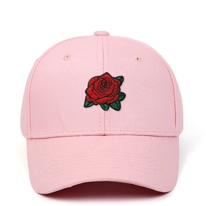 Casquette de baseball en coton rose avec broderie de rose rouge sur fond blanc pur