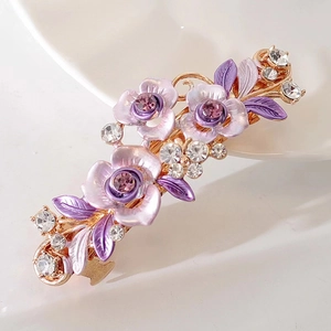 Détail de la barrette à fleurs en émail violet avec strass brillants et base en alliage
