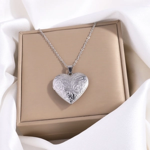 Collier médaillon cœur vintage en acier inoxydable argenté avec gravure florale sur boîte