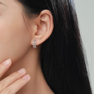 Élégantes créoles feuilles en argent sterling S925 avec zircons portées par un modèle