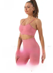 Details des rosa gestrickten Yoga-BHs und der Shorts mit Texturmuster