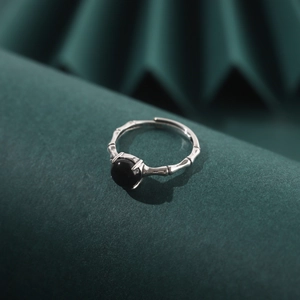 Detailed view of 925 sterling silver bamboo style ring with black agate inlay