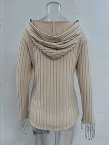 Vista posteriore dettagliata di una felpa con cappuccio beige in maglia a costine a maniche lunghe