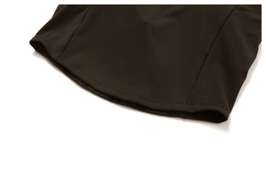 Nahaufnahme des Doppelnahtsaums und des gebürsteten Premium-Stoffs am Yoga-Set