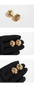 Détails des boucles d'oreilles ovales dorées vintage avec émail noir et zircons