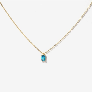 Vue détaillée du pendentif rectangulaire en zircon bleu sur collier plaqué or 18K