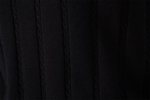 Detailaufnahme von dunkelblauem Strickgewebe mit feinem Zopfmuster-Struktur-Effekt