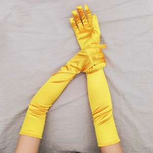 Dettaglio di guanti lunghi in raso giallo brillante con finitura elastica da festa
