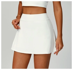 Détail de jupe de tennis blanche taille haute avec coupe en A et tissu élastique lisse