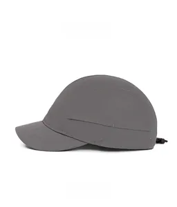 Dettaglio cappellino sportivo grigio scuro ad asciugatura rapida con tesa corta