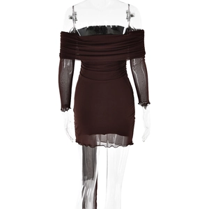 Détails d'une robe en mesh marron à épaules dénudées avec des fronces et un ourlet à volants