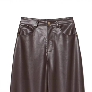 Pantaloni in pelle PU marrone scuro con bottone metallico e dettagli tasca su sfondo bianco