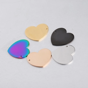 Detailweergave van gepolijste hartbedels in goud, zwart, zilver, roségoud en regenboogkleur