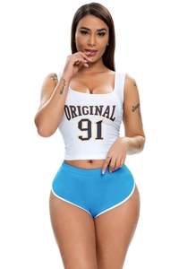 Detailansicht weißes Sport-Top mit Original 91 Druck und blaue High-Waist Fitness-Shorts