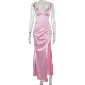 Détail d'une robe de soirée en satin rose avec bretelle en strass et fente latérale