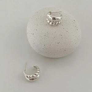 Minimalist 925 sterling silver double-layered hoop earrings with twisted rope texture
