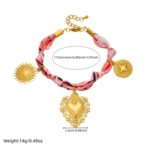 Bracelet nœud en acier doré avec foulard rose et breloques soleil et cœur