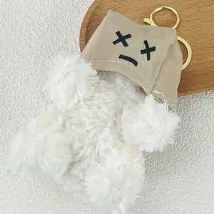 Gros plan d'un porte-clés Westie en peluche avec un chapeau en toile marron brodé X_X