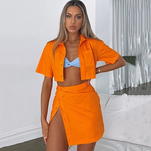Damen-Set mit orangefarbenem kurzem Hemd und Minirock mit hohem Schlitz für den Sommer