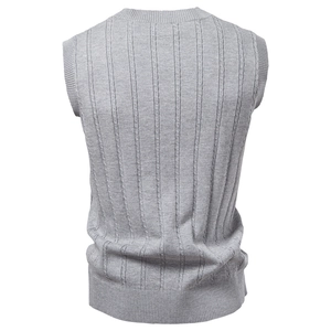 Detailansicht der Rückseite der grauen Strickweste mit Zopfmuster und Rippsaum