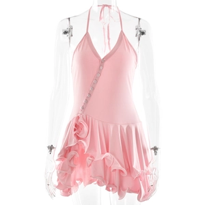 Détail de la robe licou rose avec boutons latéraux et ourlet à volants élégant