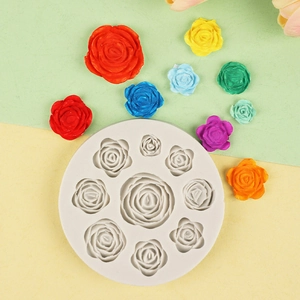 Moule en silicone rose à 9 cavités avec des échantillons colorés sur fond de papier