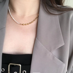 Mechanical half pearl and gold barrel bead choker necklace in 18K gold plated titanium