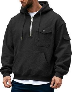 Detalle de sudadera negra con media cremallera, bolsillo táctico y tejido de algodón premium