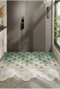 Détail d'un tapis de sol en PVC aux bords festonnés avec motif d'écailles vertes d'entrée