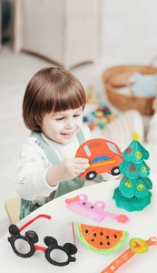 Proyectos creativos con pluma 3D que incluyen coche de juguete y gafas en mesa