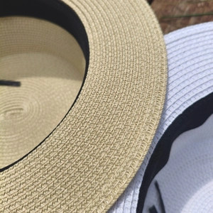 Französische Strohhüte in Beige und Weiß für einen eleganten Strandurlaub