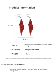 Détail de boucles d'oreilles losanges à franges avec strass rouges, taille 8,6 x 2,5 cm