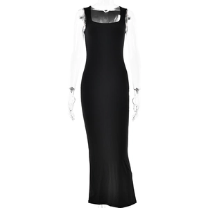 Robe longue noire sans manches, col carré, coupe moulante et silhouette élégante