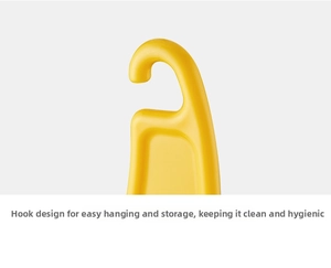 Détail d'un grattoir jaune avec trou de suspension pratique pour le rangement de la cuisine