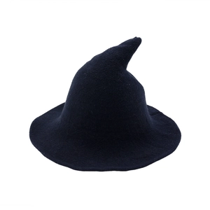 Chapeau de sorcière tricoté en bleu marine avec pointe courbée et large bord en laine
