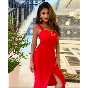 Rotes Trägerkleid mit silbernem Ringdetail und hohem Schlitz im eleganten Design