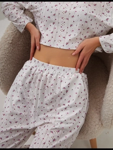 Vue détaillée d'un ensemble de pyjama blanc à fleurs avec dentelle et motifs roses fins