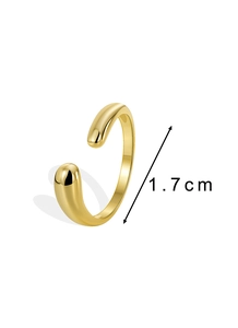 Dettaglio dell'anello minimalista dorato con misurazione del diametro di 1,7 cm