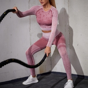 Ensemble de sport violet rose avec haut à manches longues et legging pour yoga fitness