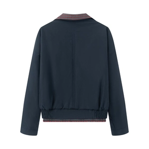 Rückansicht einer dunkelblauen Harrington-Jacke mit Vintage-Karo-Futter an Kragen und Saum