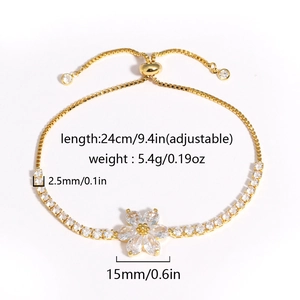 Détails d'un bracelet fleur ajustable plaqué or avec cristaux de zircone étincelants