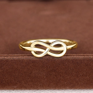 Gepolijste gouden infinity-ring voor dames met een minimalistische metalen afwerking