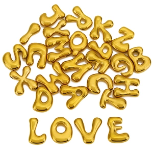 Pendentifs lettres à bulles dorées pour colliers DIY avec le mot LOVE en style 3D