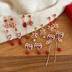 Boucles d'oreilles Lion de danse chinoise avec glands et émail rouge festif style vintage