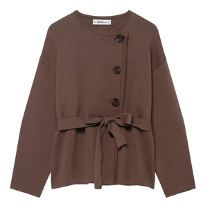 Detailansicht der braunen Strickjacke mit Rundknöpfen und passendem Taillenbindegürtel