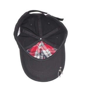 Schwarze Distressed-Baseballkappe mit Metallringen und Schottenkaro-Futter in Unteransicht