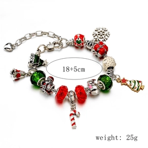Weihnachts DIY-Armband mit Weihnachtsmann und Schneeflocken-Perlen in Rot und Grün