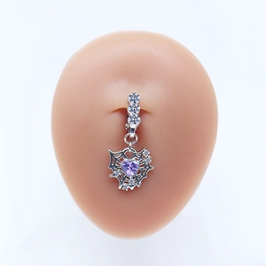Piercing de nombril toile d'araignée avec cœur violet et cristaux sur mannequin