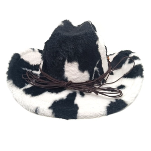 Détail d'un chapeau de cow-boy imprimé vache avec tissu en peluche et corde tressée