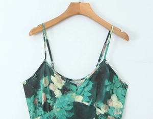 Détail de la robe en satin vert fleuri avec bretelles réglables et imprimé de roses